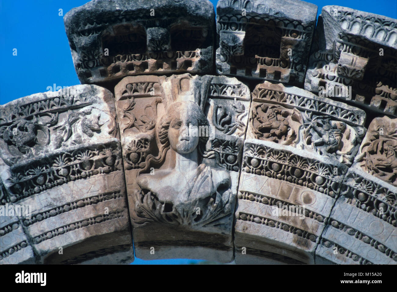 Keystone avec sculpté Buste femme classique et Floral détail sculpté sur l'arche de pierre du Temple d'Hadrien, Ephèse, Turquie Banque D'Images