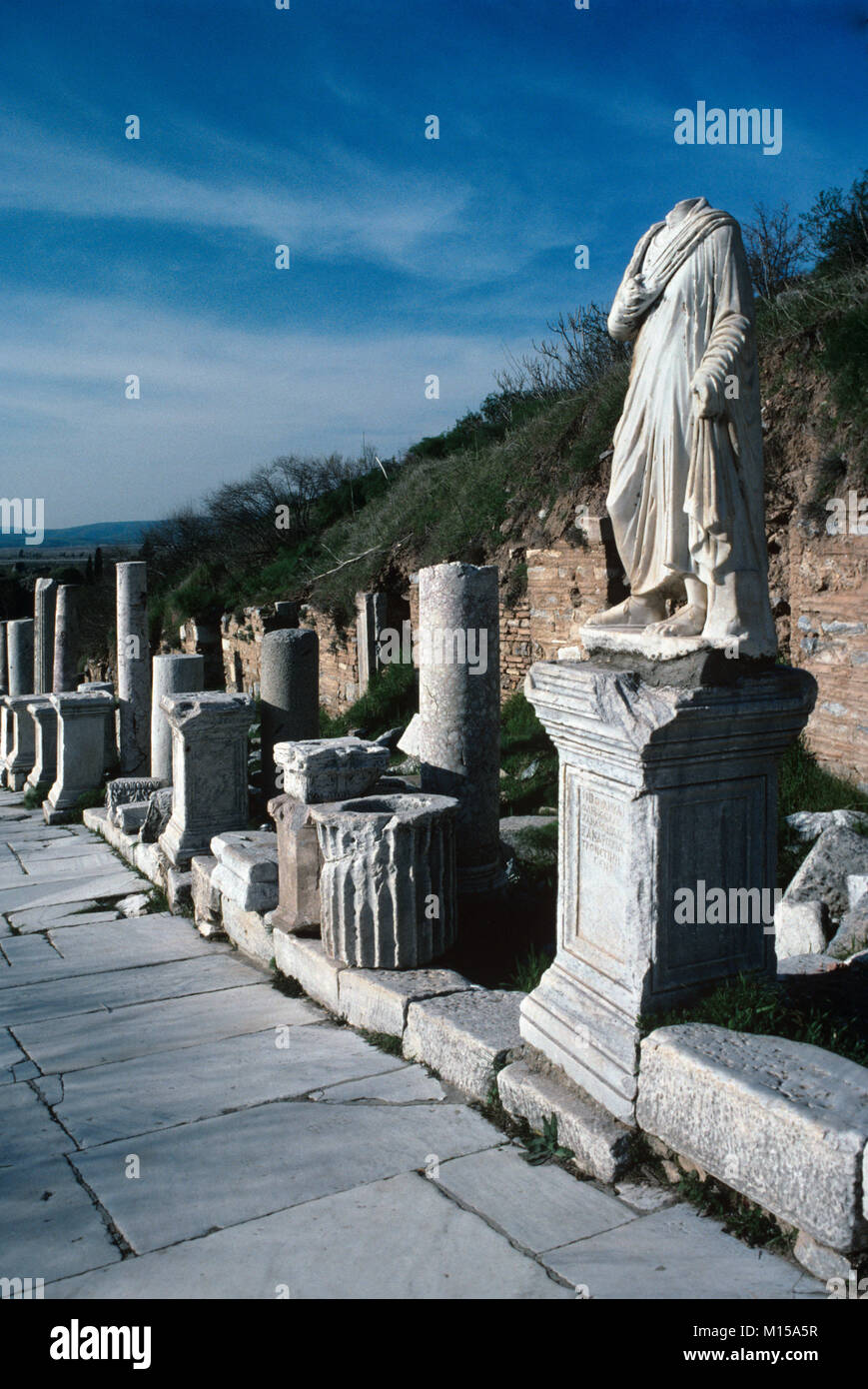Sculptures Grecques et Romaines classiques ou des socles de Statues & Curetes Ligne Street à Ephèse, Selçuk, Turquie Banque D'Images