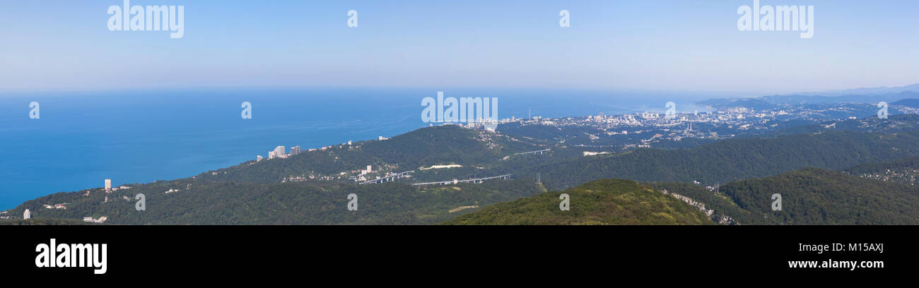 Vue panoramique de la ville Sochi avec montagnes Big d'Ahun, dans la région de Krasnodar, Russie Banque D'Images