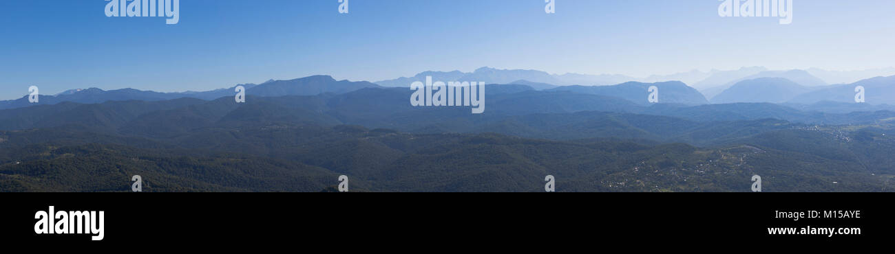 Vue panoramique sur les montagnes du Caucase avec une tour d'observation sur la montagne Big d'Ahun, dans la région de Krasnodar, Russie Banque D'Images