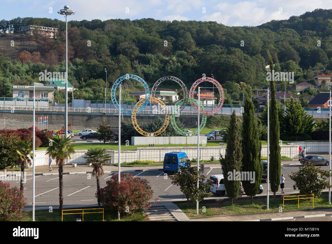 Adler, Sochi, région de Krasnodar, Russie - le 12 juillet 2016 : anneaux olympiques sur le territoire de l'aéroport de Sotchi Banque D'Images