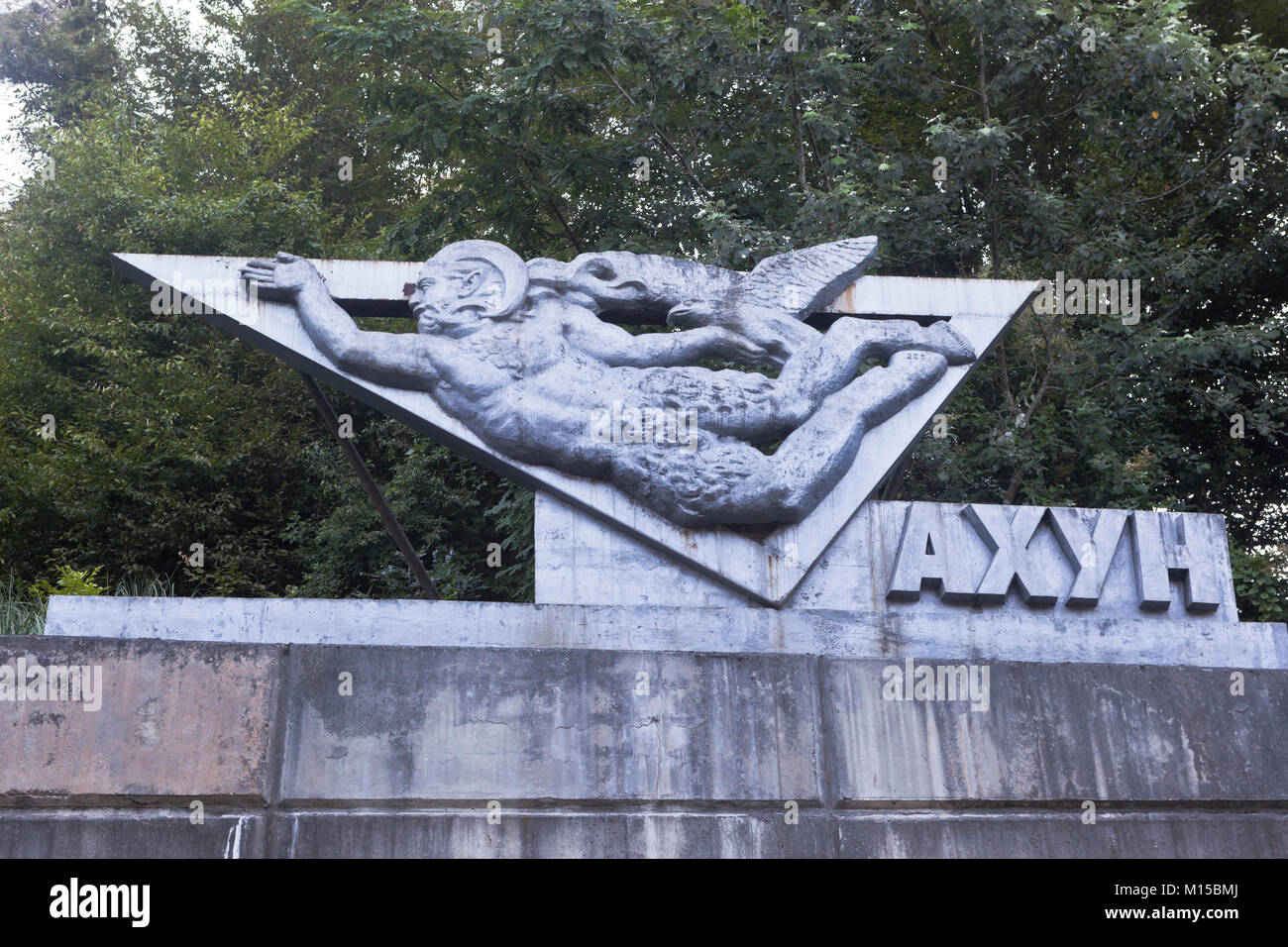 Sotchi, Hosta District, région de Krasnodar, Russie - le 14 juillet 2016 : Stèle de côté de la route indiquant la direction de la montagne d'Ahun à Hosta distr Banque D'Images
