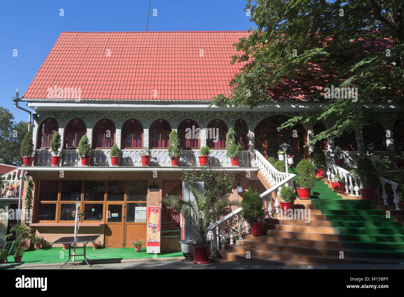 Sotchi, Hosta District, région de Krasnodar, Russie - le 14 juillet 2016 : vue sur le cafe 'Prohlada' en haut de la montagne d'Ahun, Hosta district de Sotchi en t Banque D'Images
