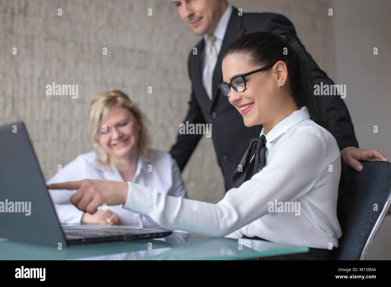 Heureux corporating businss équipe d'analyse de données financières sur laptop in office Banque D'Images