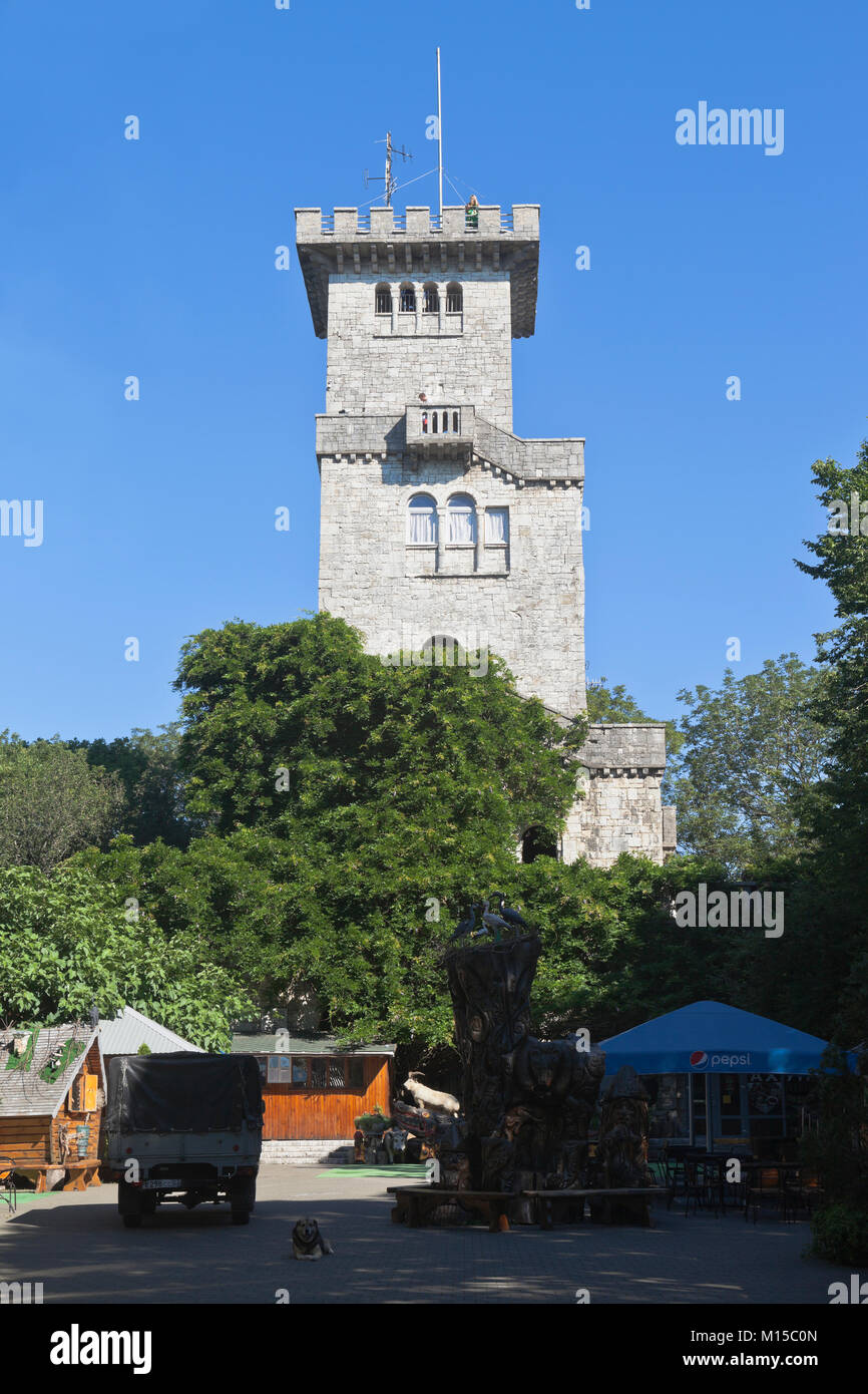 Sotchi, Hosta District, région de Krasnodar, Russie - le 14 juillet 2016 : Tour sur le sommet de la montagne Big Ahun, Sochi Banque D'Images
