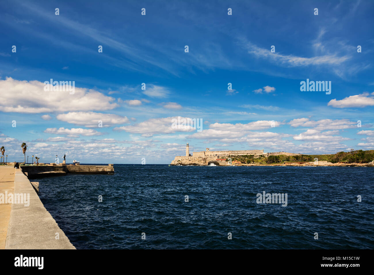 La Havane, Cuba - 11 décembre 2017 : Morro Castle et son phare avec des nuages dans le ciel bleu Banque D'Images