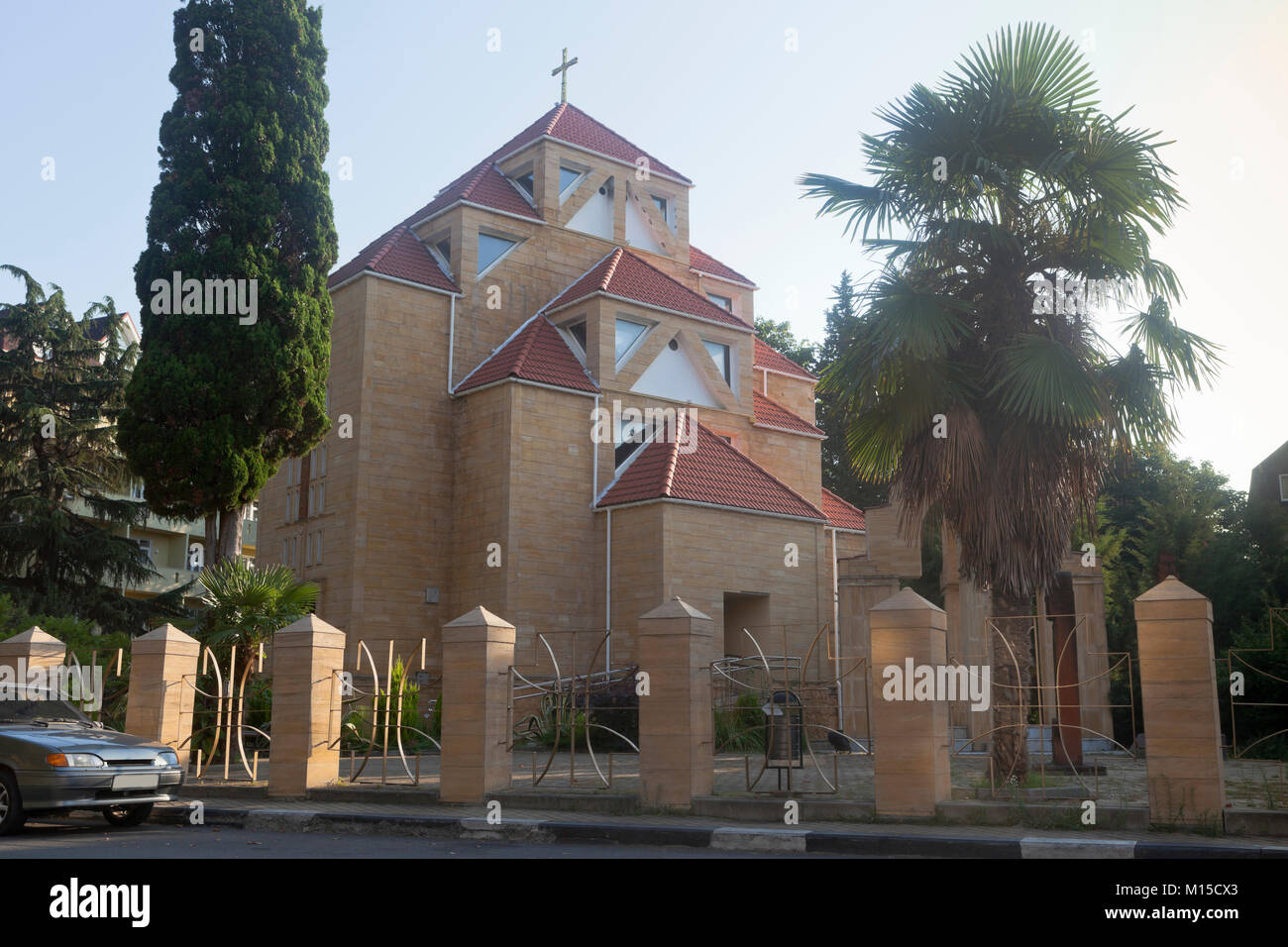 Eglise de Saint Sarkis au lever du soleil dans la station balnéaire de Sotchi, l'établissement Adler, région de Krasnodar, Russie Banque D'Images