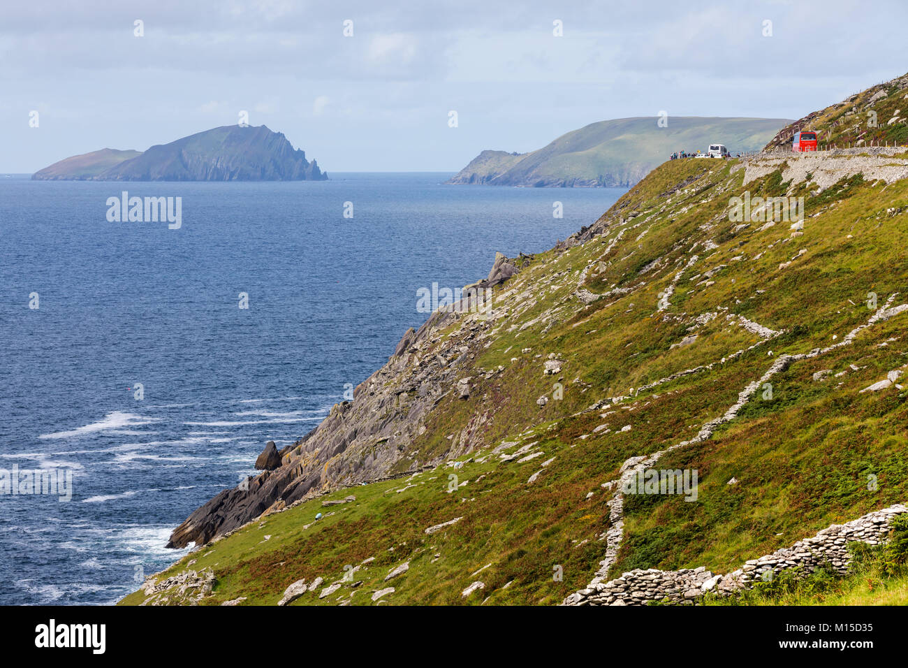 Une route pittoresque à l'obscurité falaises de la Slea Head Drive sur la péninsule de Dingle, en Irlande. Banque D'Images