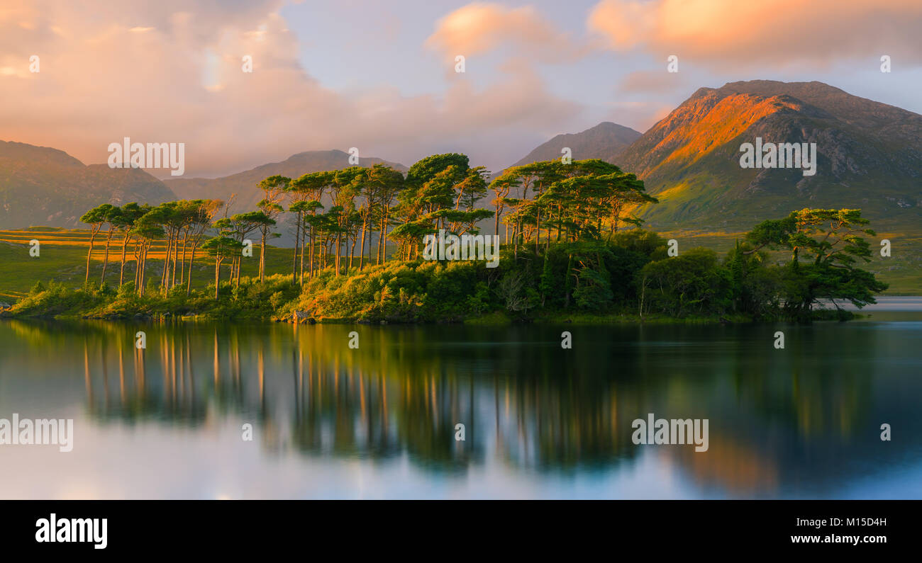 Derryclare Lough est un lac d'eau douce dans l'ouest de l'Irlande. Il est situé dans la région du Connemara Comté de Galway. Derryclare Lough est situé à environ Banque D'Images