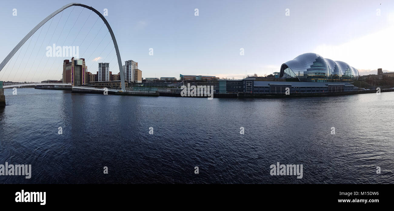 Newcastle, Angleterre - 31 décembre 2017 : vue panoramique de Gateshead Quayside, Millennium Bridge, Sage, et de la Baltique à Newcastle en Angleterre Banque D'Images