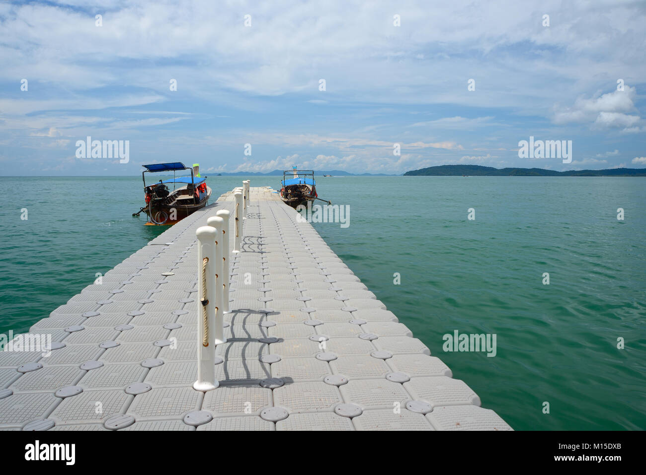 Vue sur le quai, des bateaux et de l'île, journée ensoleillée d'été Banque D'Images