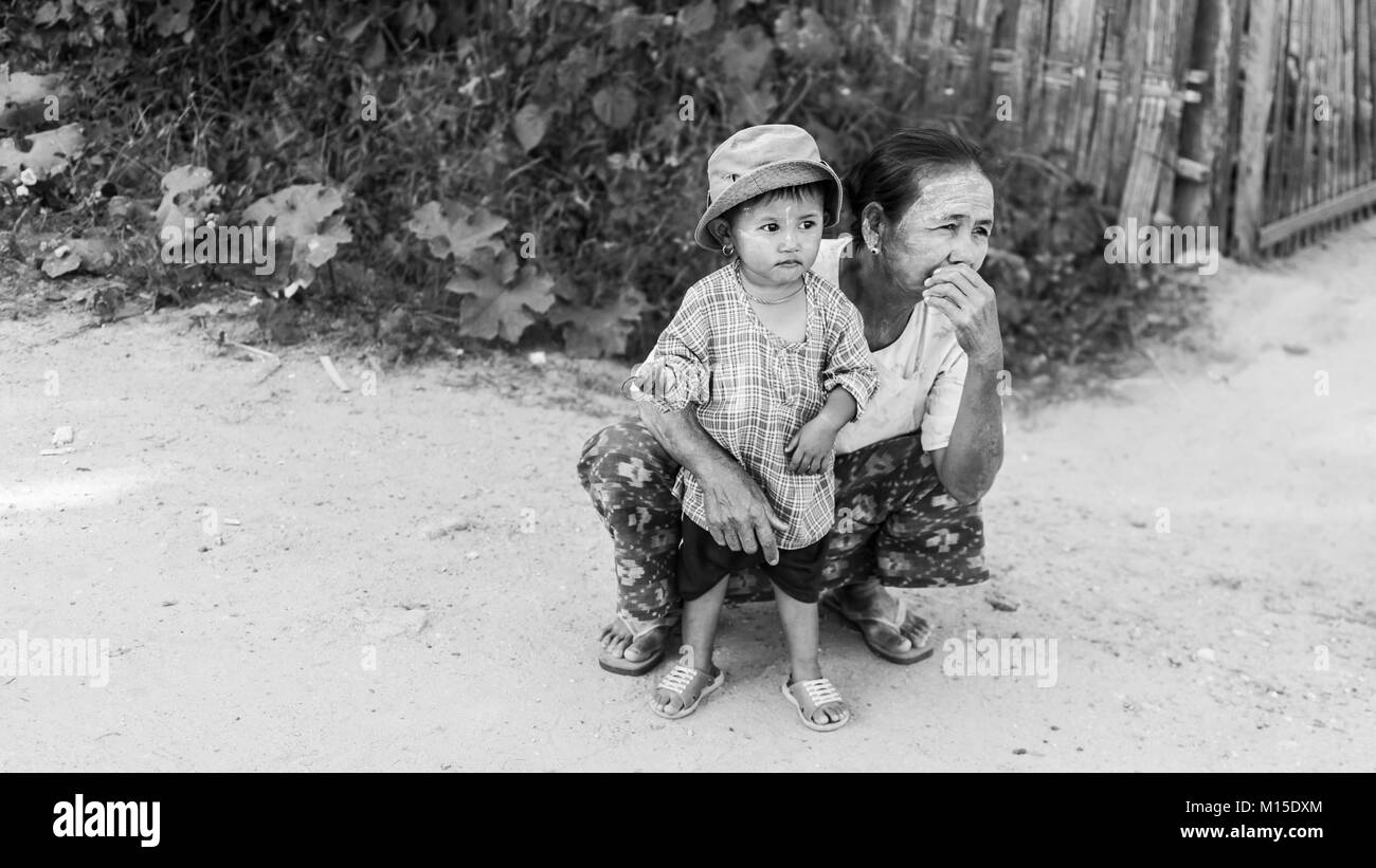 BAGAN, MYANMAR - NOVEMBRE 2016 : vieille femme et un petit enfant dans un village. Banque D'Images