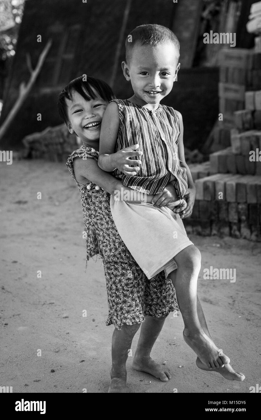 BAGAN, MYANMAR - NOVEMBRE 2016 : les enfants jouent ensemble. Banque D'Images