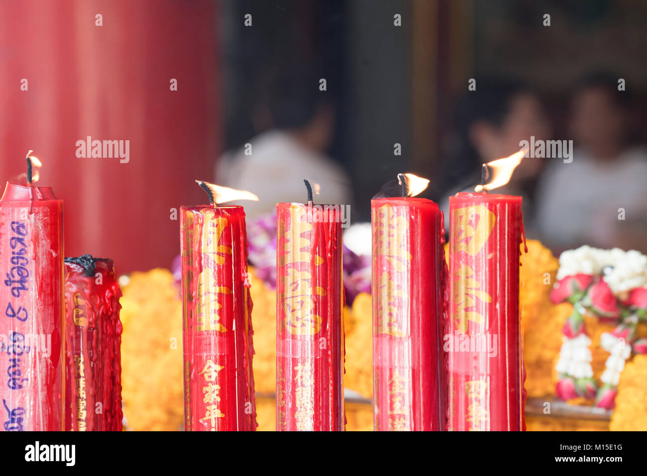 Une bougie brûler dans le temple à Bangkok, Thaïlande Banque D'Images