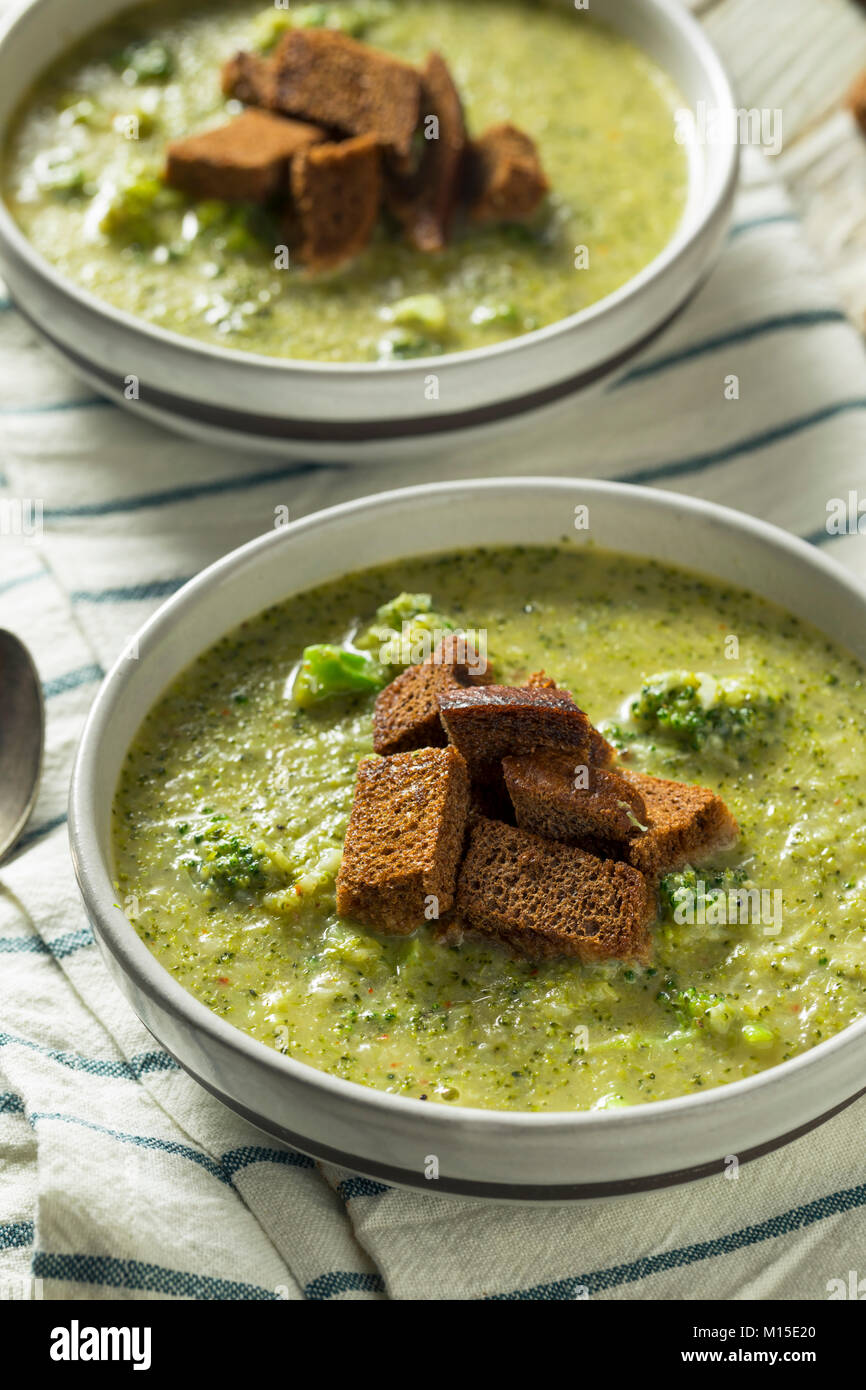 Soupe de brocoli Bio faits maison avec croûtons de pain de seigle Banque D'Images