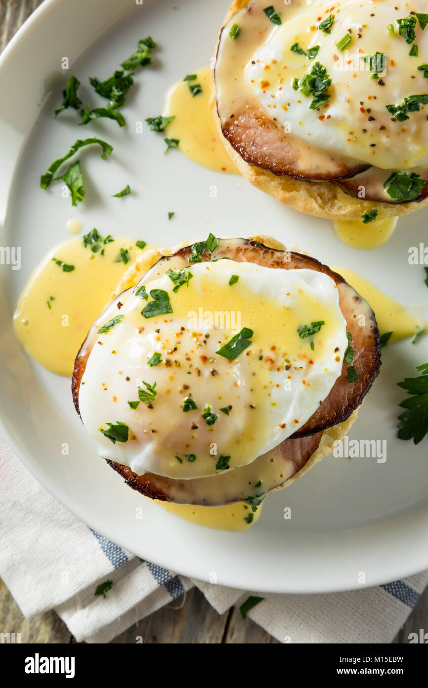 Oeufs Bénédictine fait maison avec du bacon et sauce hollandaise Banque D'Images