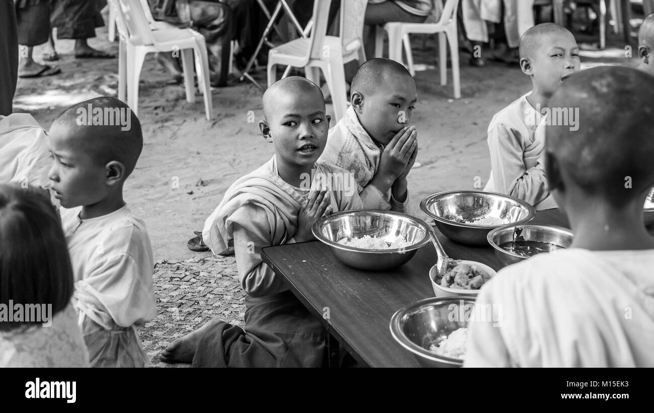 MANDALAY, MYANMAR - NOVEMBRE 2016 : les jeunes enfants à l'école du temple de la préparation pour le déjeuner. Banque D'Images