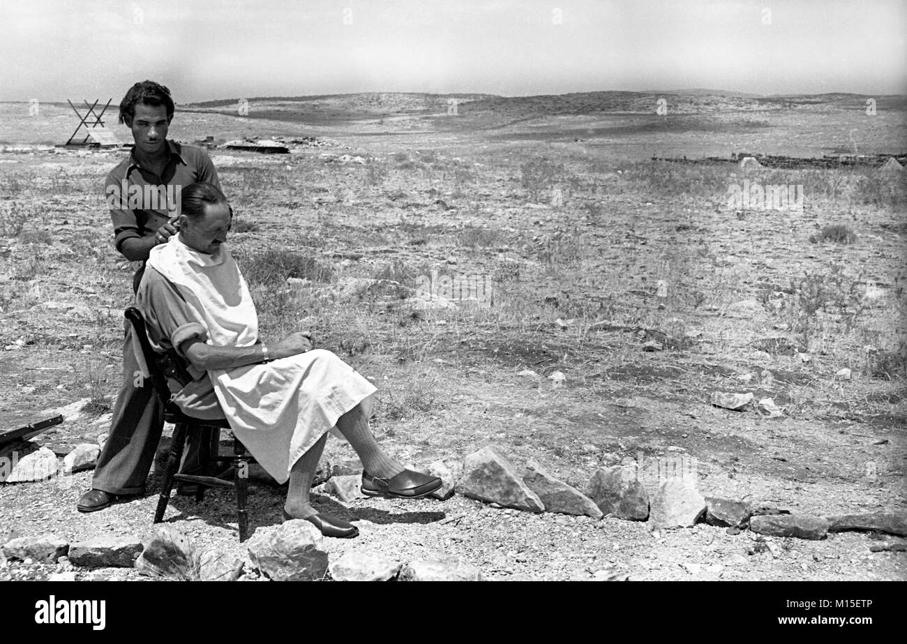 Soldat de l'armée britannique obtenir une coupe à partir d'une coiffure palestinien en Palestine 1940 Banque D'Images