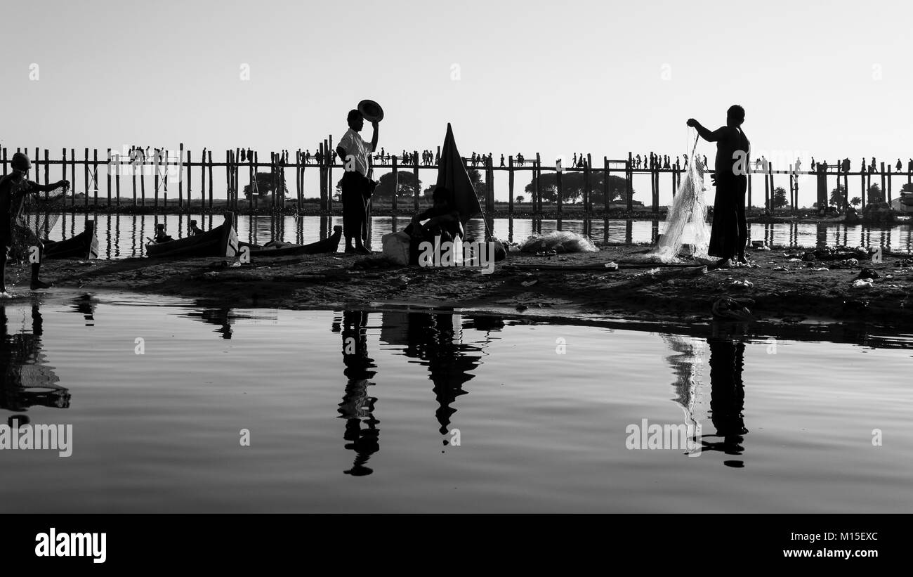 MANDALAY, MYANMAR - NOVEMBRE 2016 : U Bein Bridge est un passage qui s'étend sur le lac Taungthaman près de Amarapura au Myanmar. Les 1,2 kilomètres (0.75 km) Banque D'Images