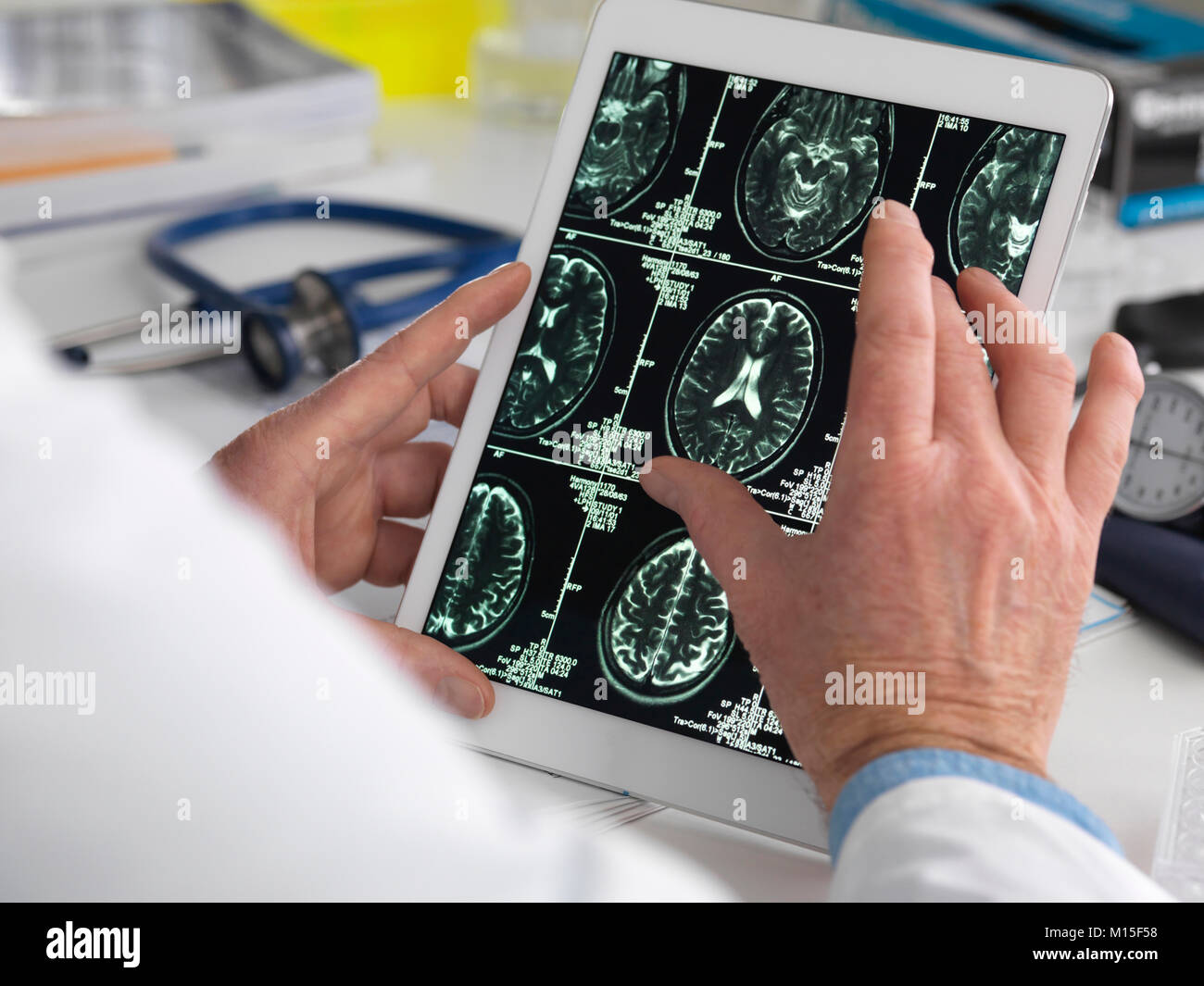 Parution du modèle. Médecin du cerveau de visualisation sur une tablette numérique. Banque D'Images