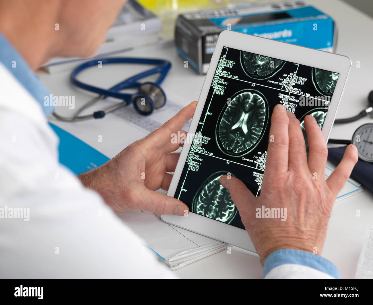 Parution du modèle. Médecin du cerveau de visualisation sur une tablette numérique. Banque D'Images