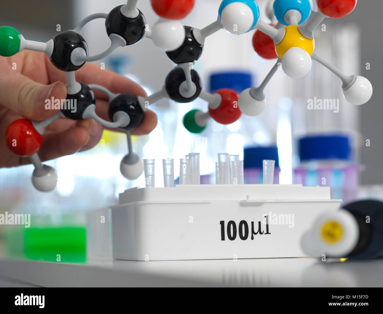 Parution du modèle. La recherche en chimie. Chercheur chargé de concevoir une formule chimique à l'aide d'un modèle moléculaire dans le laboratoire. Banque D'Images