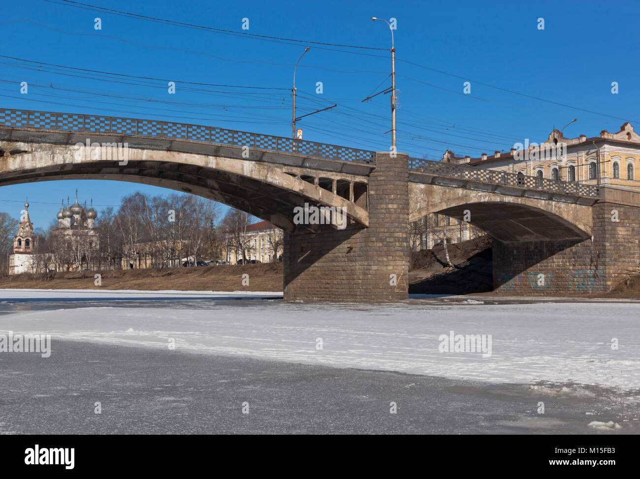 Vologda Region, Russie - 20 mars 2014 : voir le pont sur la rivière Vologda Banque D'Images