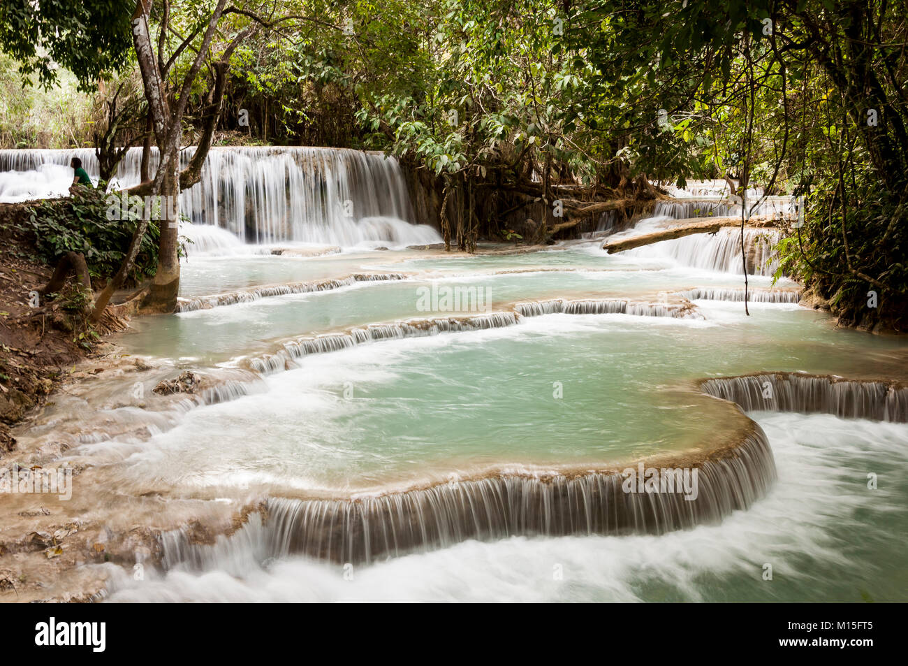 LUANG PRABANG, LAOS - novembre, les chutes de Kuang Si est une cascade à trois niveaux d'environ 29 kilomètres (18 mi) au sud de Luang Prabang. Banque D'Images