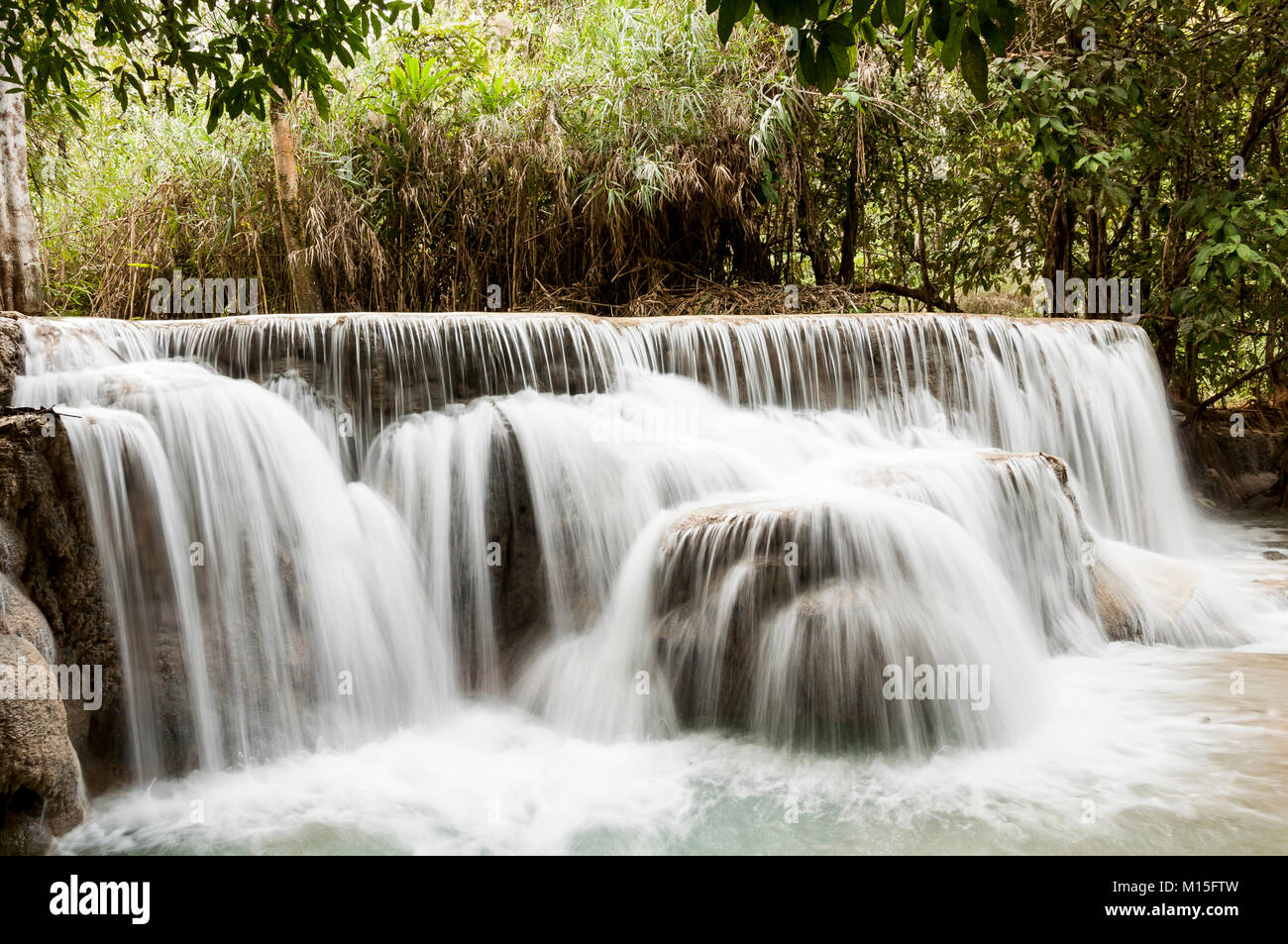 LUANG PRABANG, LAOS - novembre, les chutes de Kuang Si est une cascade à trois niveaux d'environ 29 kilomètres (18 mi) au sud de Luang Prabang. Banque D'Images