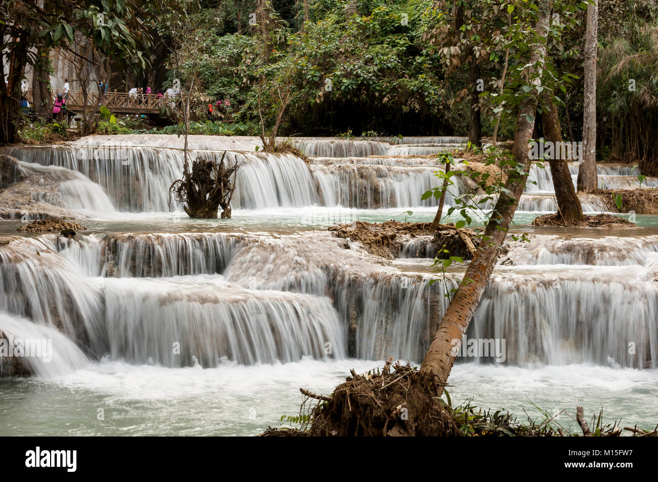 LUANG PRABANG, LAOS - novembre, les chutes de Kuang Si est une cascade à trois niveaux d'environ 29 kilomètres (18 mi) au sud de Luang Prabang. Banque D'Images
