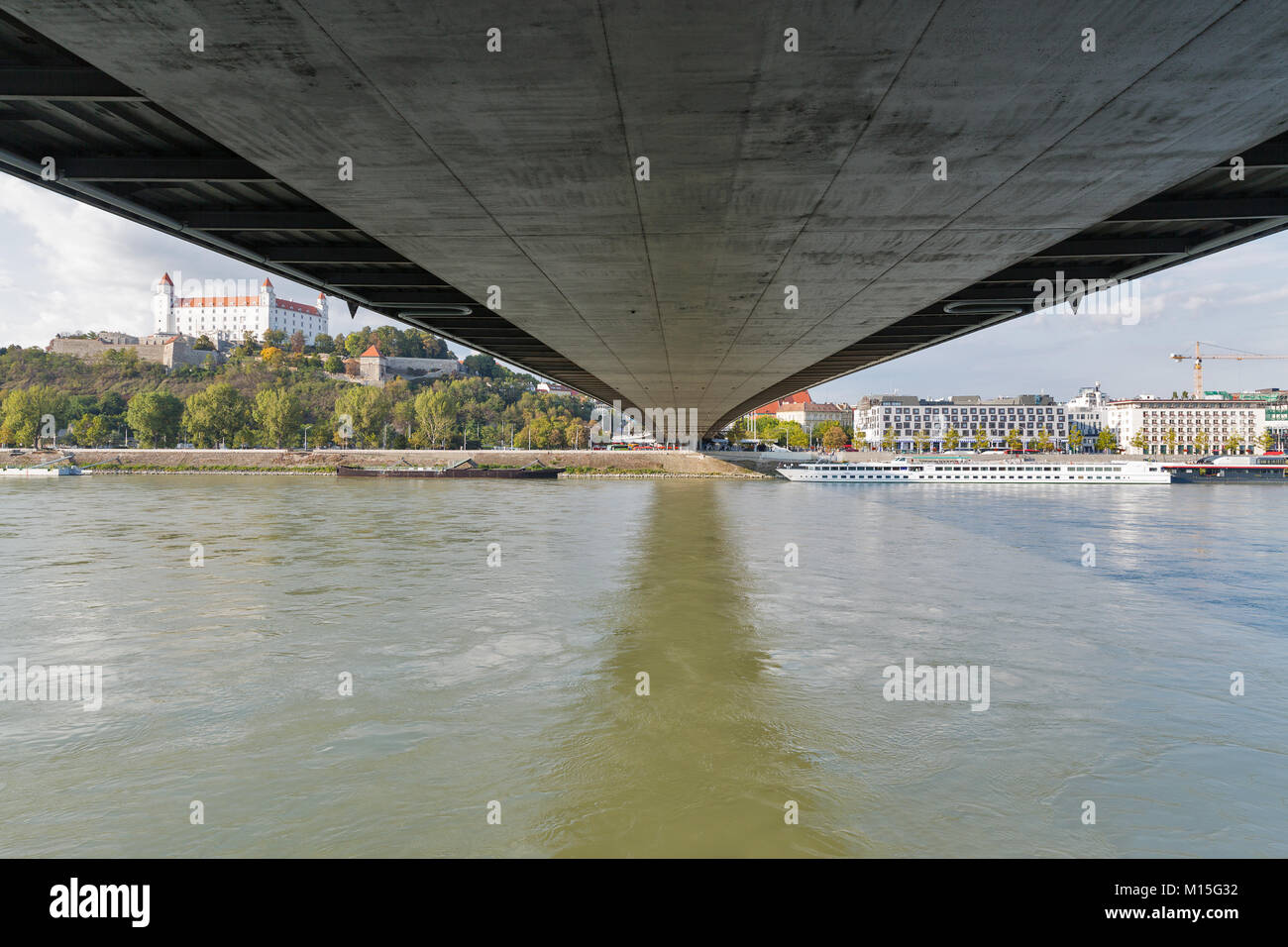 Vue d'un château médiéval à Bratislava du sous le pont à travers la rivière du Danube, la Slovaquie. Banque D'Images