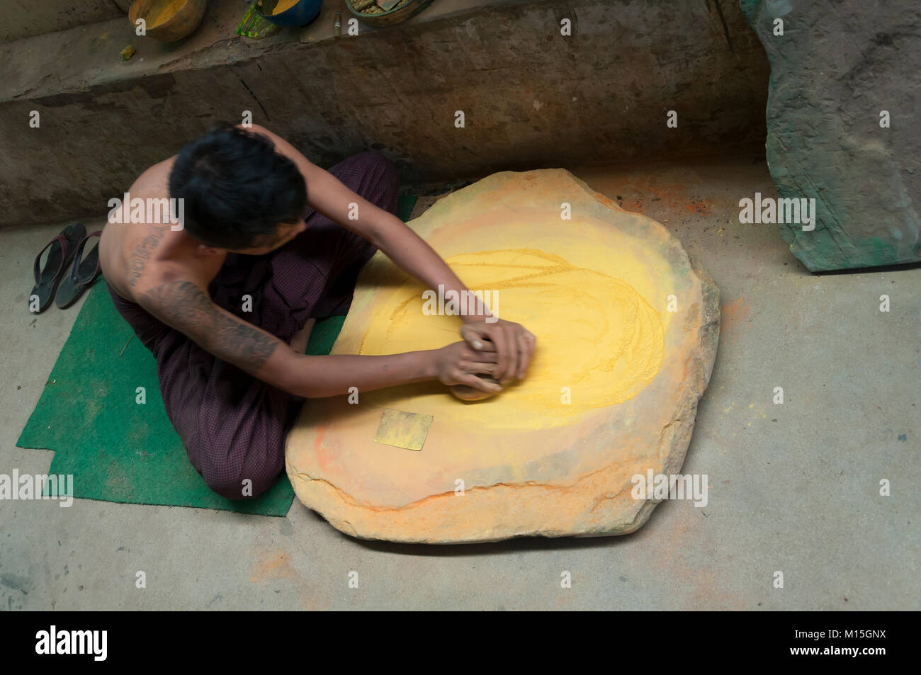 YANGON, MYANMAR - NOVEMBRE 2016 : les travailleurs manuels de vernis usine. L'usine produit des poteries faites à la main de laqué noir décorée de façon unique par ces personnes Banque D'Images