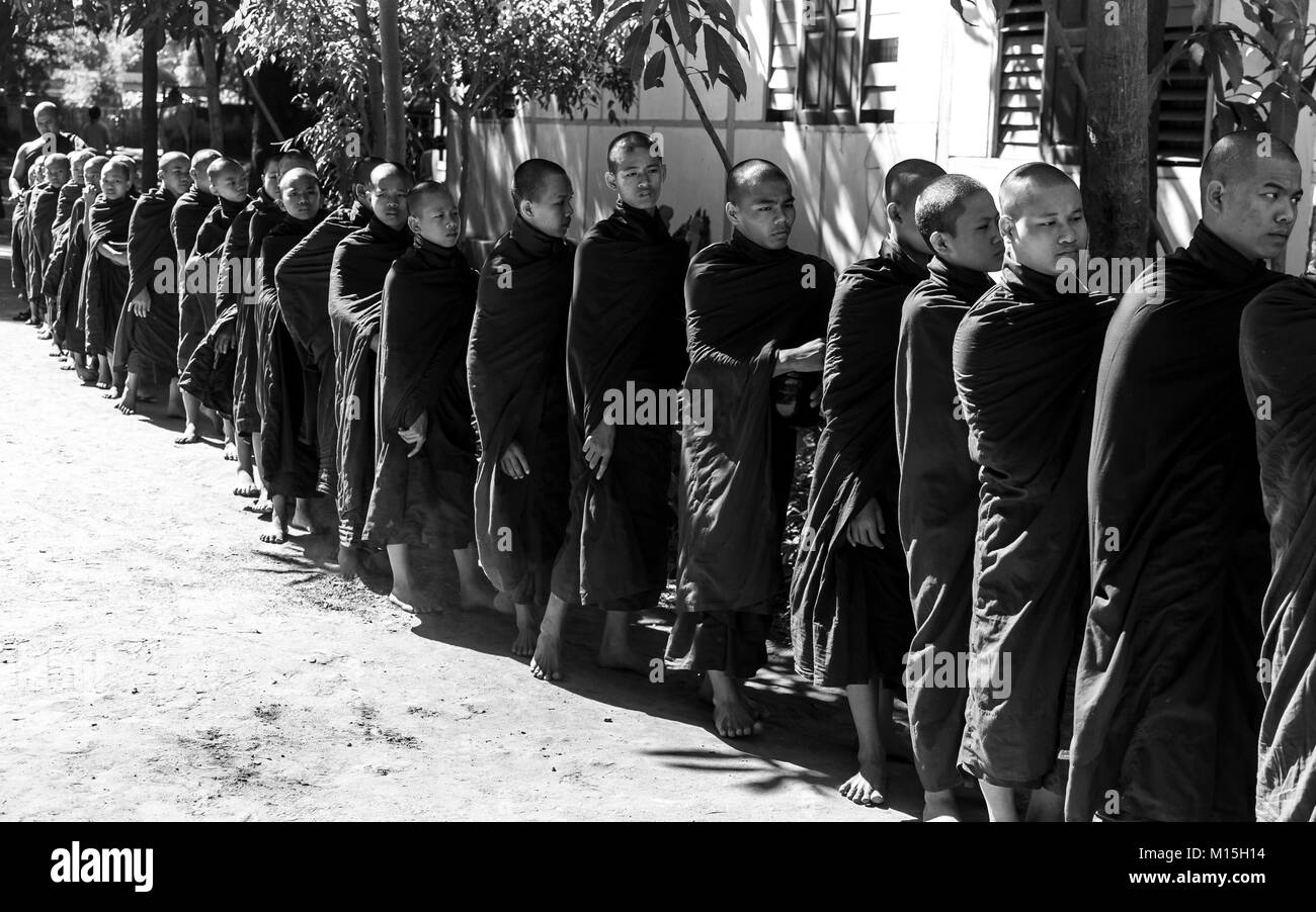 BAGAN, MYANMAR - NOVEMBRE 2016 : jeunes moines près de Mandalay préparer pour le déjeuner. Banque D'Images