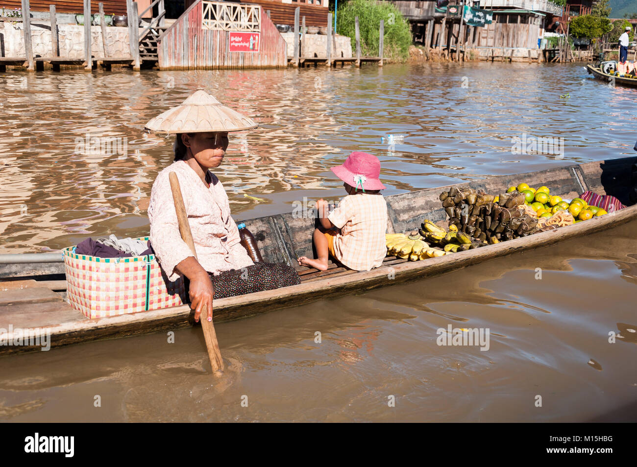 Lac Inle, MYANMAR - NOVEMBRE 2016 : Inle Lake, est un lac d'eau douce situé dans le district de Taunggyi Nyaungshwe Township de l'État de Shan, partie de Sh Banque D'Images