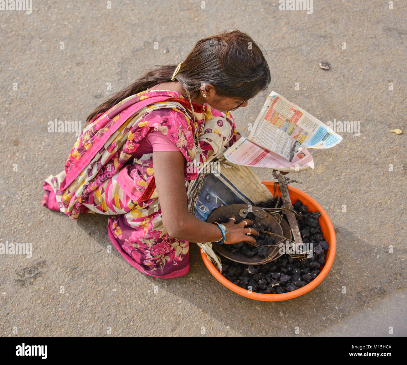 Femme indienne à vendre de l'eau marron dans la rue du Rajasthan, Inde Banque D'Images