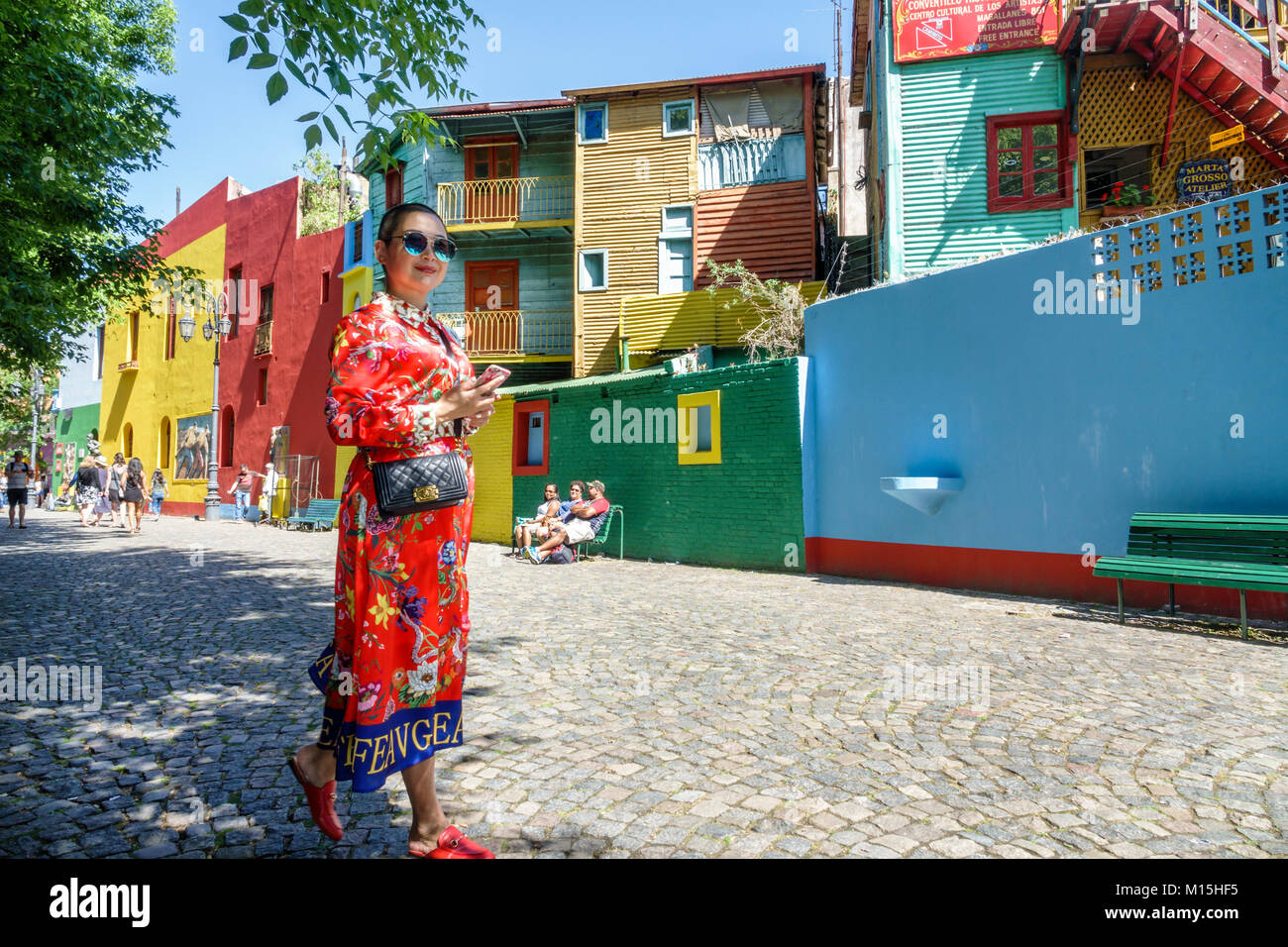 Buenos Aires Argentine,Caminito Barrio de la Boca,musée de rue,quartier immigré,bâtiments peints de couleurs vives,femme asiatique femmes,marche,HIS Banque D'Images