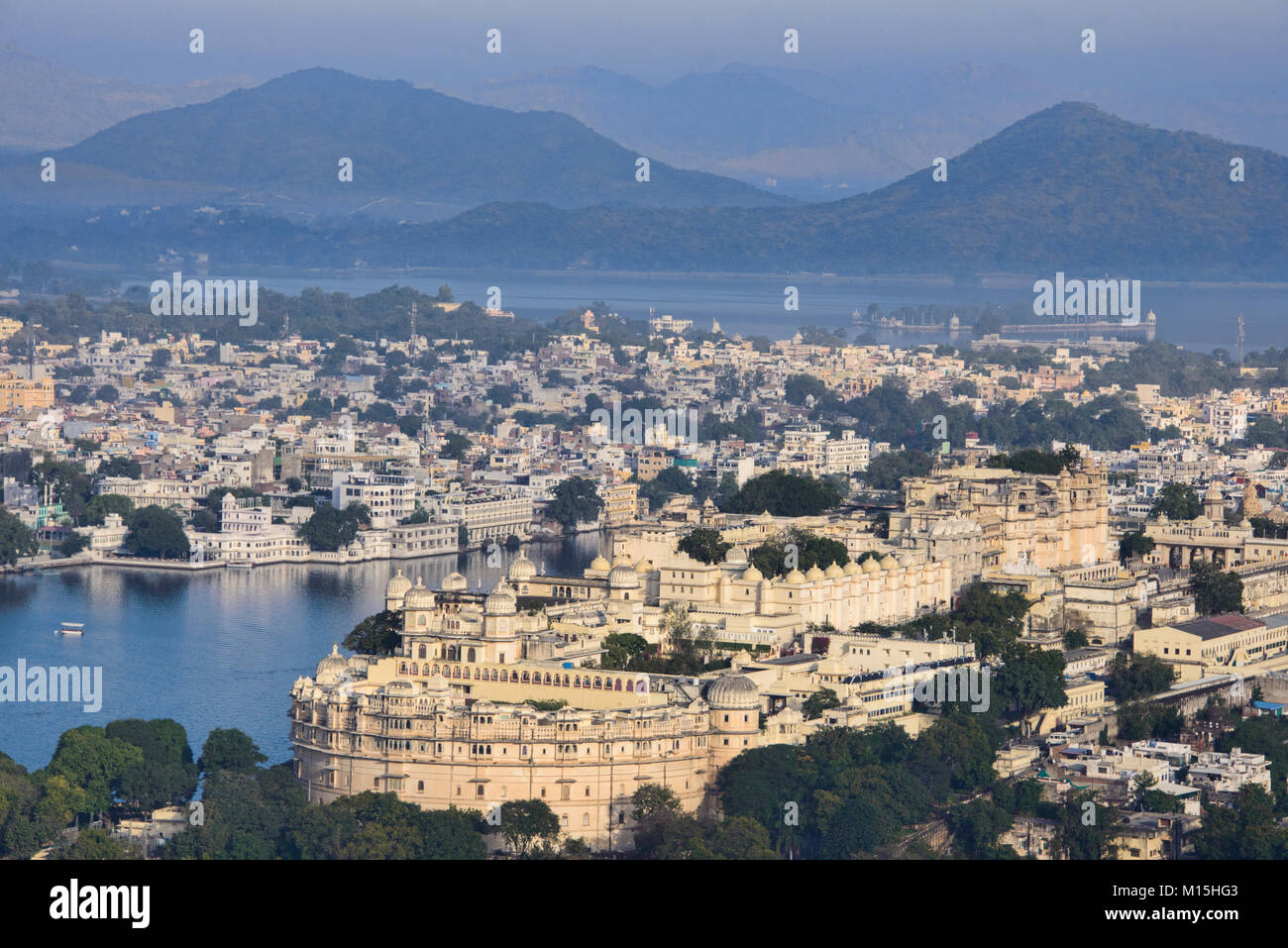 Le majestueux City Palace sur le lac Pichola, Udaipur, Rajasthan, Inde Banque D'Images