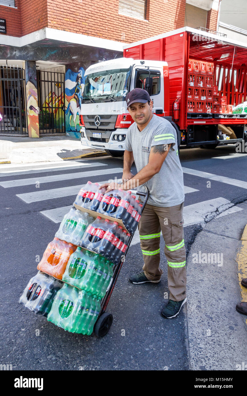 Buenos Aires Argentine,San Telmo,livraison,hispanique,homme hommes,travailleur,pousser,dolly,boissons gazeuses,Coca-Cola,bouteilles en plastique,camion,livraison,ARG171 Banque D'Images