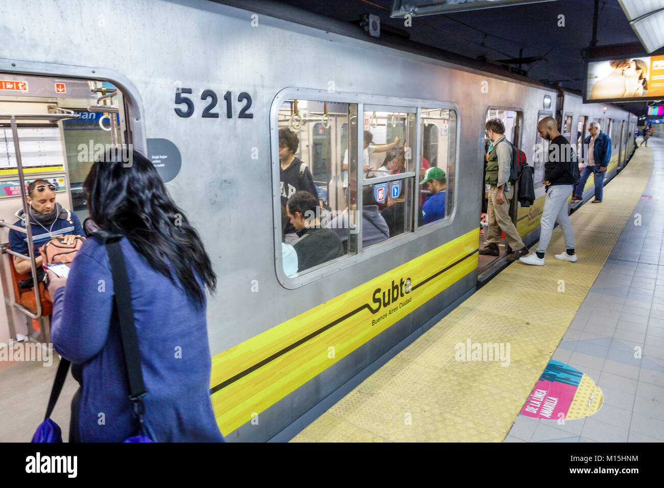 Buenos Aires Argentina,Subte metro Mass Transit,San Juan,station,plate-forme,train,embarquement,femme femme femme,homme hommes,passagers,hispanique,A Banque D'Images