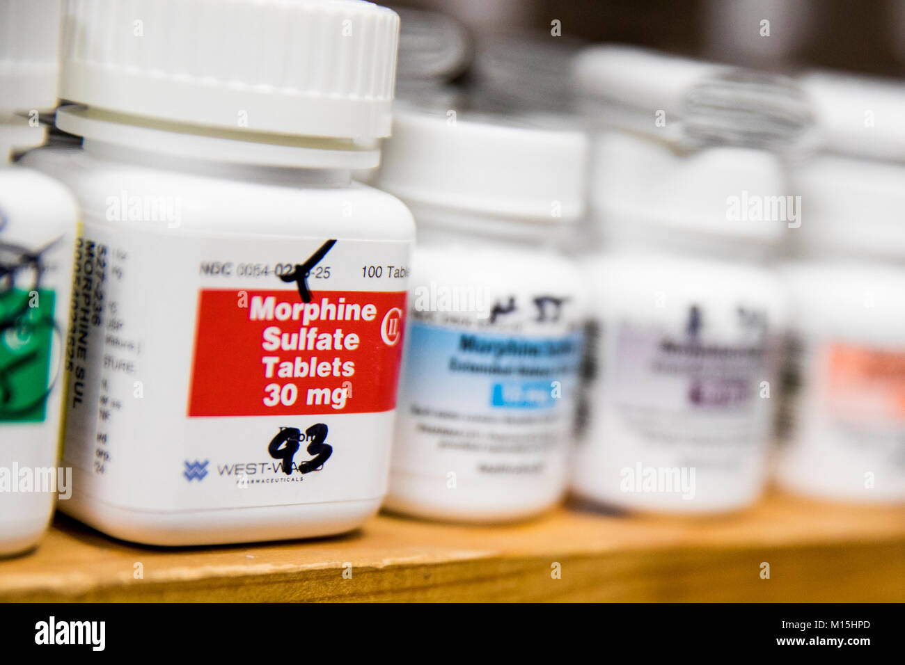 Morphine Sulfate bouteilles pharmaceutiques comme vu dans une pharmacie. Banque D'Images