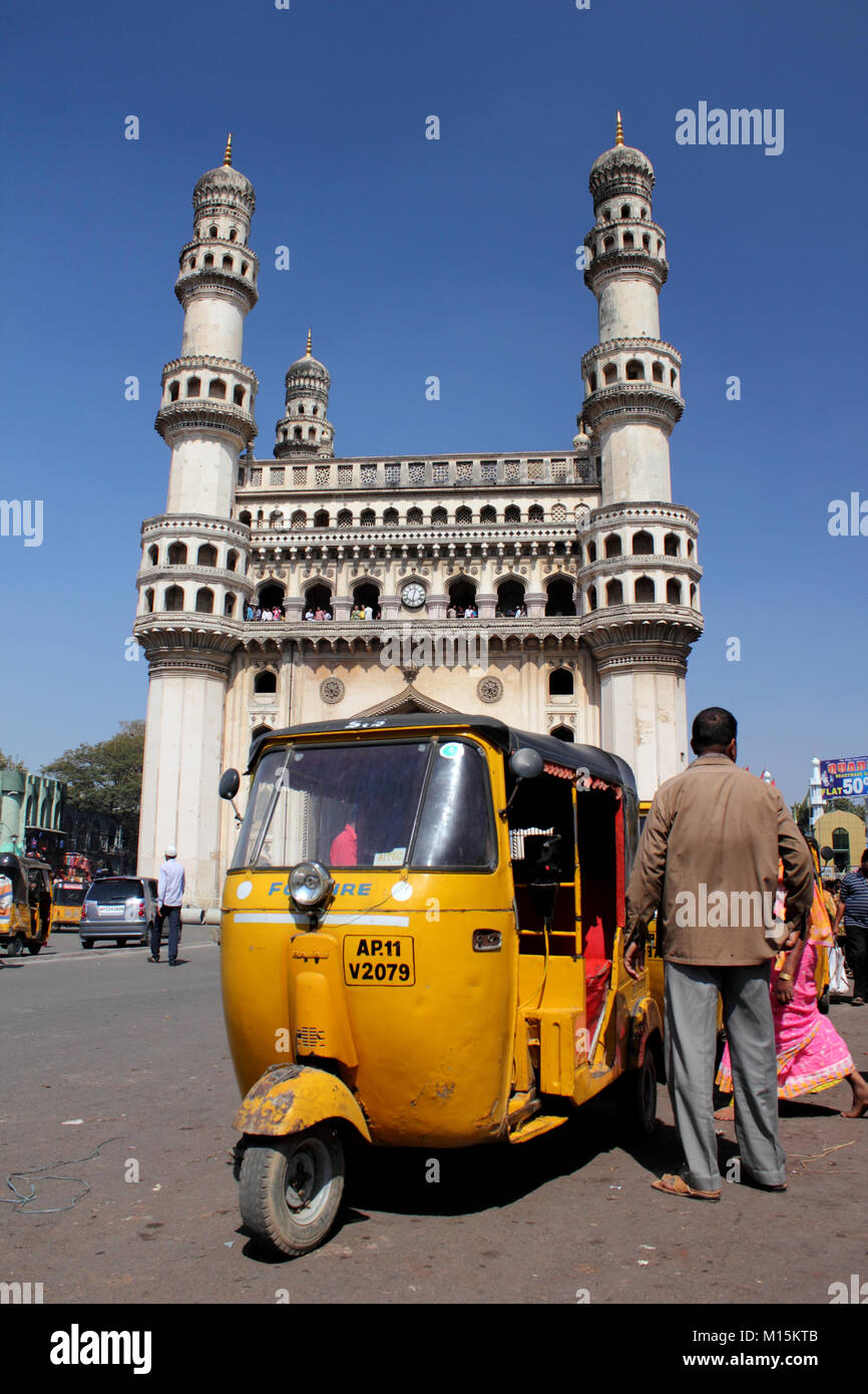 Autorickshaw jaune en face de Charminar Hyderabad Inde Banque D'Images