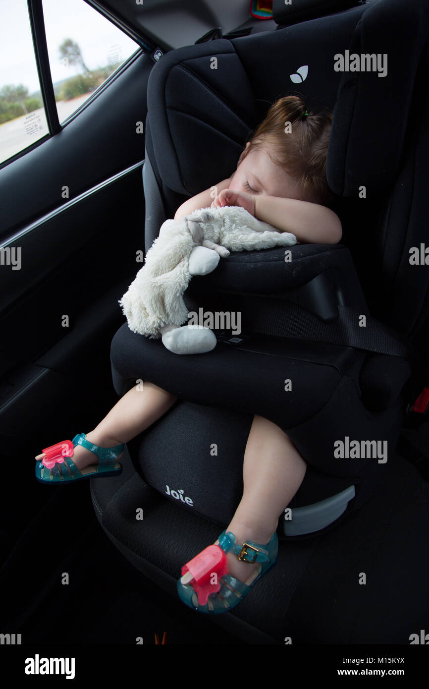 Tout-petit dort dans Joie Trillo Shield Car Seat Photo Stock - Alamy