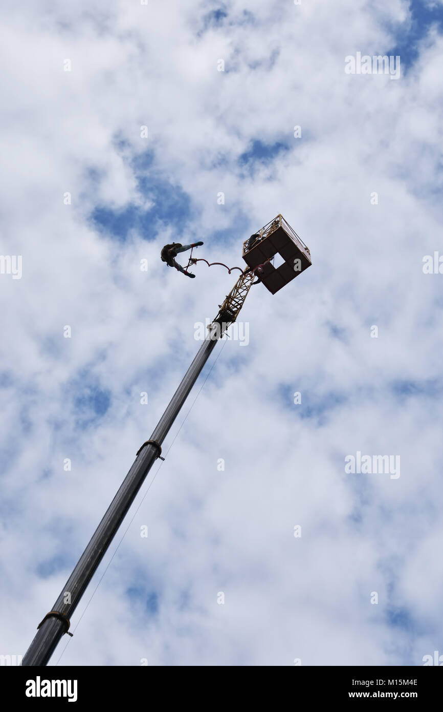 Sofia, Bulgarie - 23 septembre 2017 : vu de la terre un jeune homme bungee jumper se précipiter à partir d'une grue haute Banque D'Images