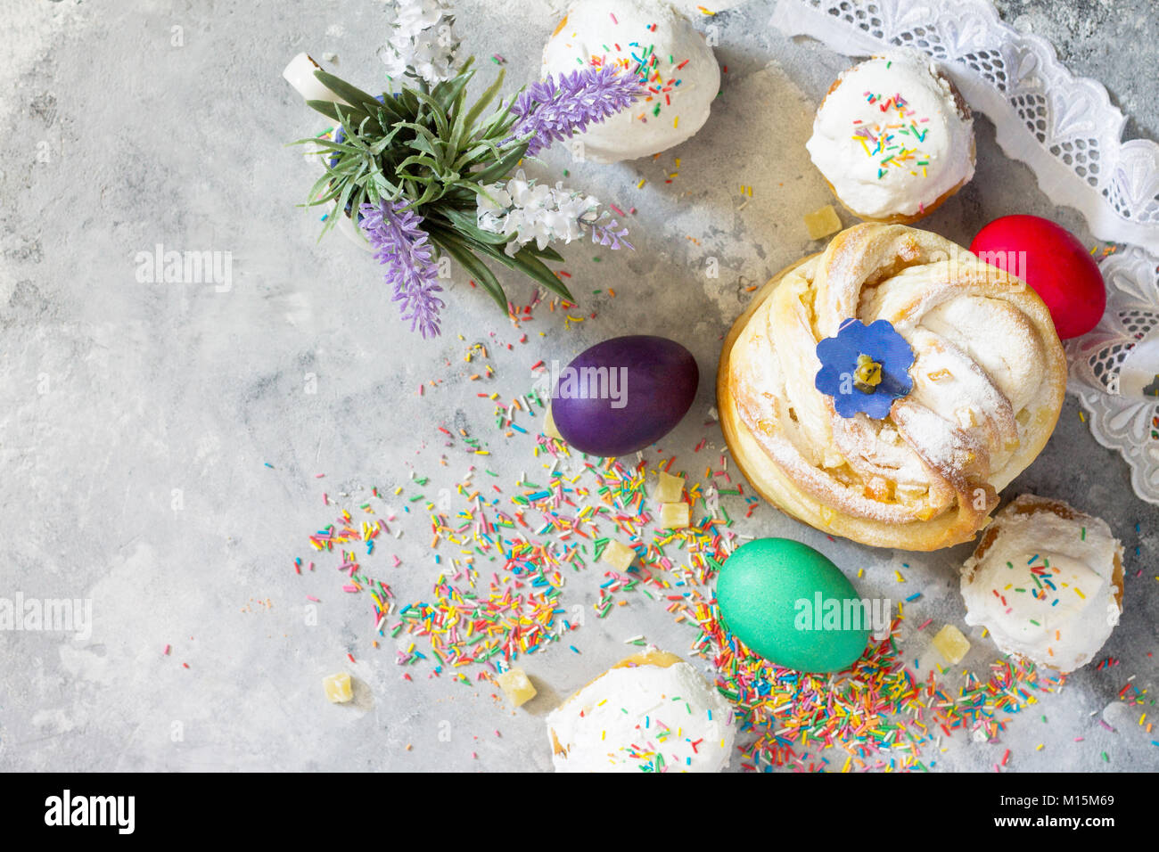 Kruffin pâtisseries sucrées - Pâques Recette. Les aliments traditionnels sur une pierre ou un arrière-plan en ardoise - pain gâteau avec Kraffin confits et des oeufs de pâques. Banque D'Images