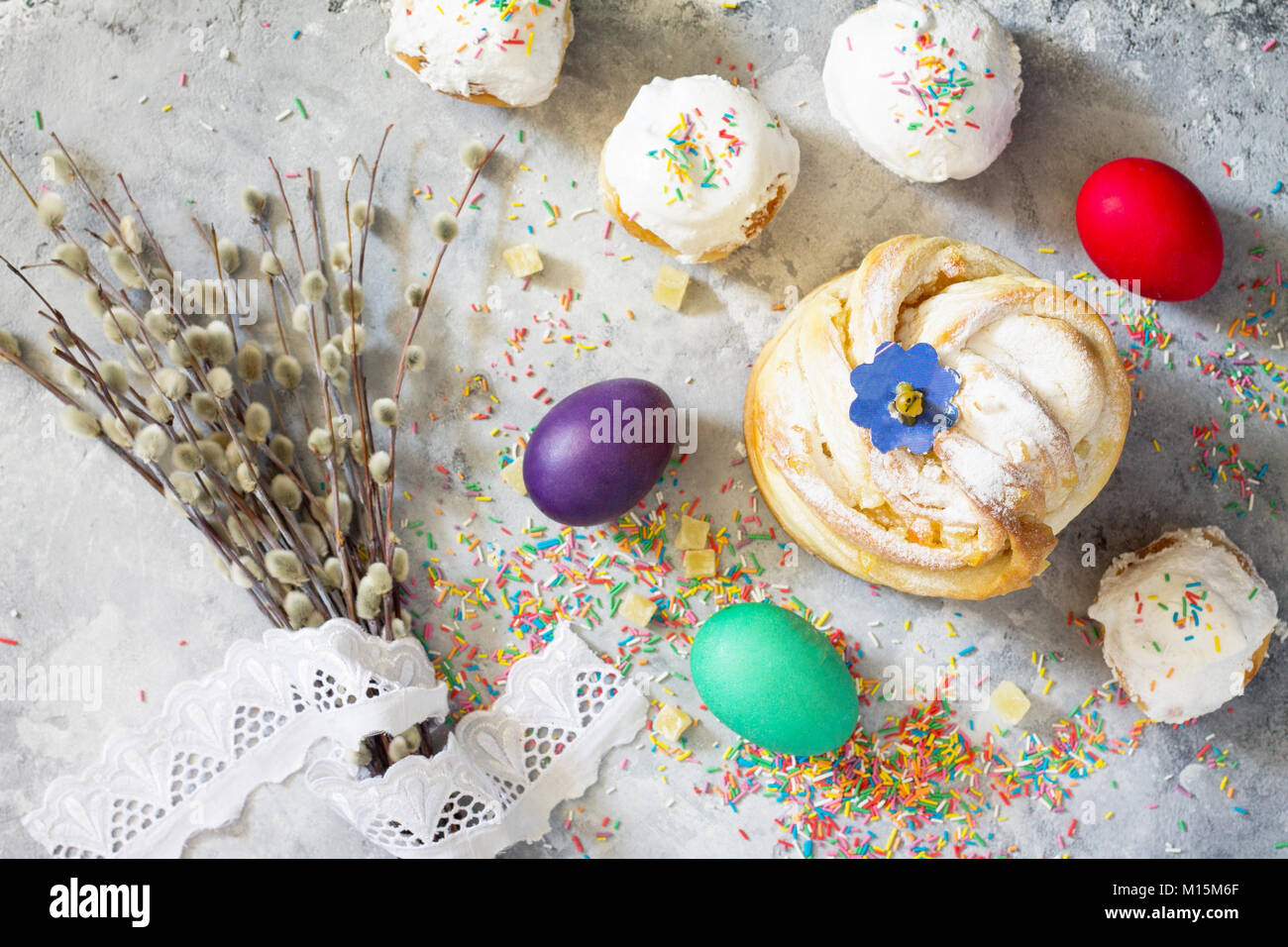 Kruffin pâtisseries sucrées - Pâques Recette. Les aliments traditionnels sur une pierre ou un arrière-plan en ardoise - pain gâteau avec Kraffin confits et des oeufs de pâques. Banque D'Images