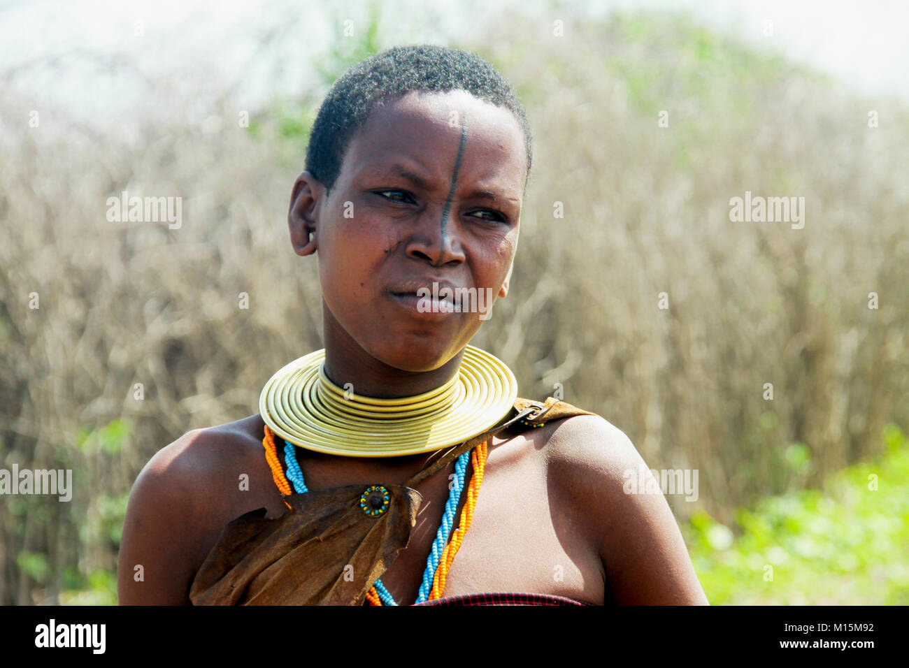 Portrait d'une jeune femme Datoga avec beauté cicatrices autour des yeux. Photographié au lac Eyasi, Tanzanie Banque D'Images