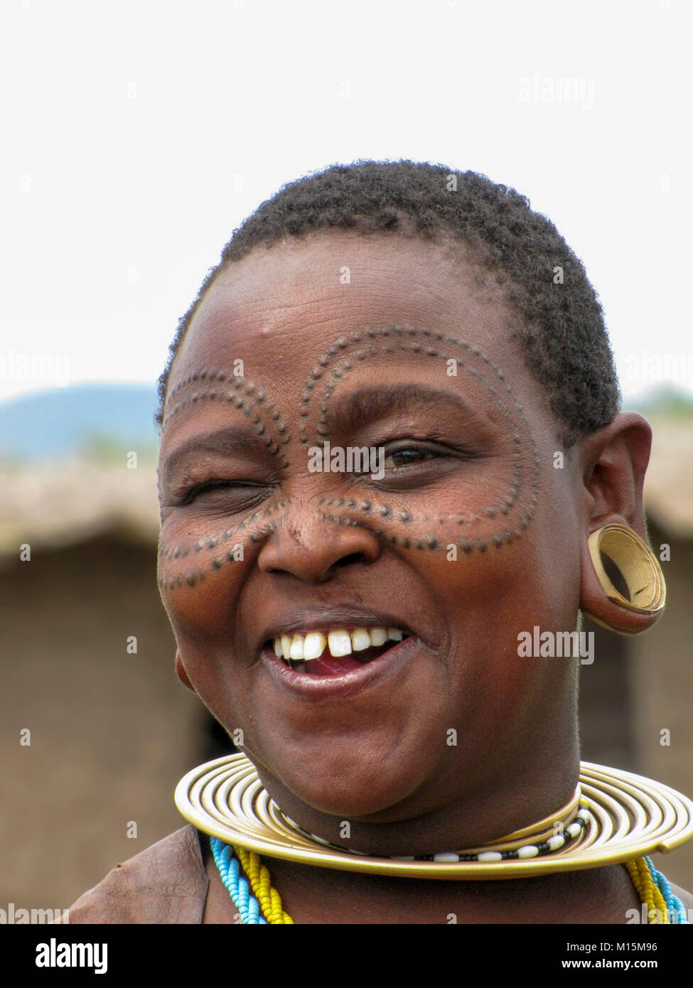 Portrait d'une jeune femme Datoga avec beauté cicatrices autour des yeux. Photographié au lac Eyasi, Tanzanie Banque D'Images