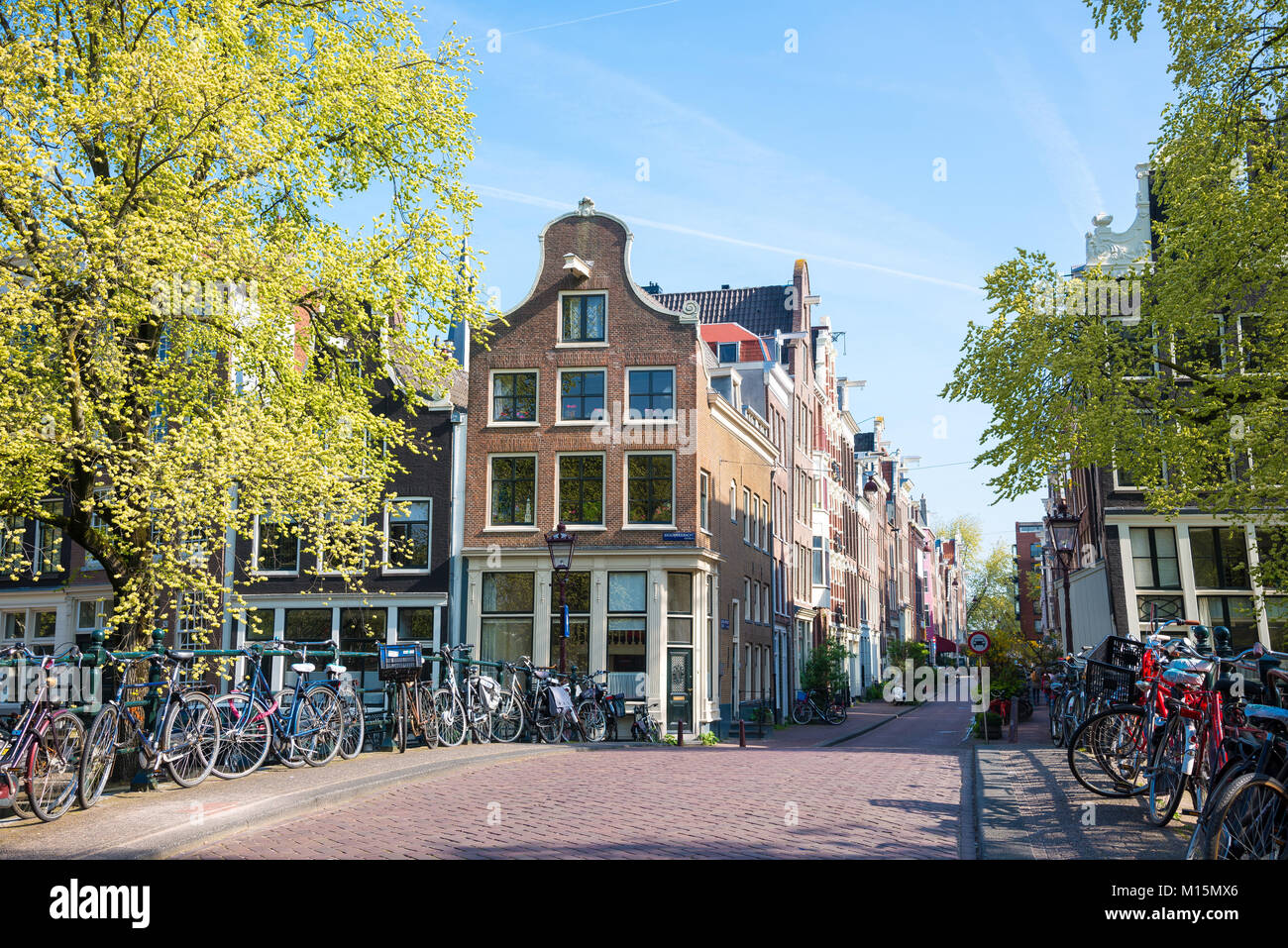 Amsterdam, Pays-Bas - 20 Avril 2017 : vue sur la ville d'Amsterdam canal, maisons typiquement néerlandais et bicyclettes, Hollande, Pays-Bas Banque D'Images