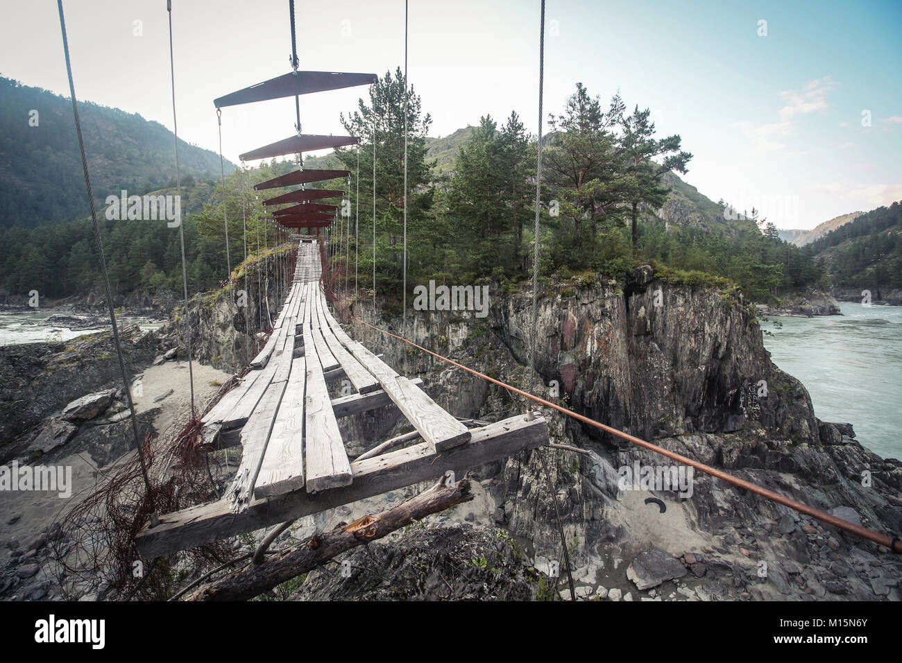 Pont piétonnier suspendu abandonné dans les montagnes Banque D'Images