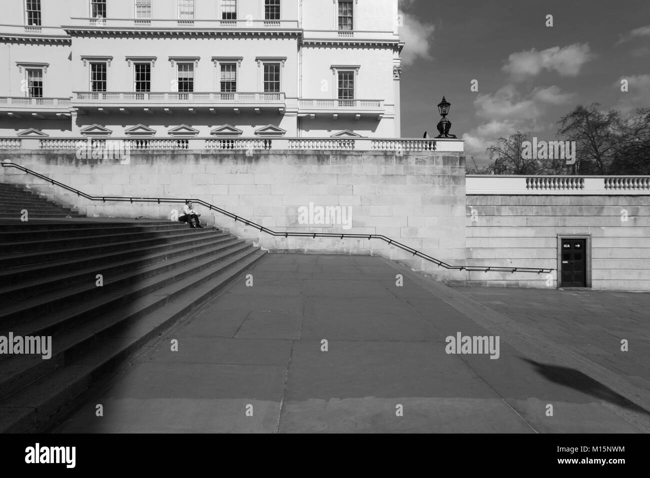 Londres, duc de York étapes conduisant de la Mall à Waterloo Place entre Carlton House terrasses. Homme est assis tranquillement posée sur sa propre assise sur l'étape Banque D'Images